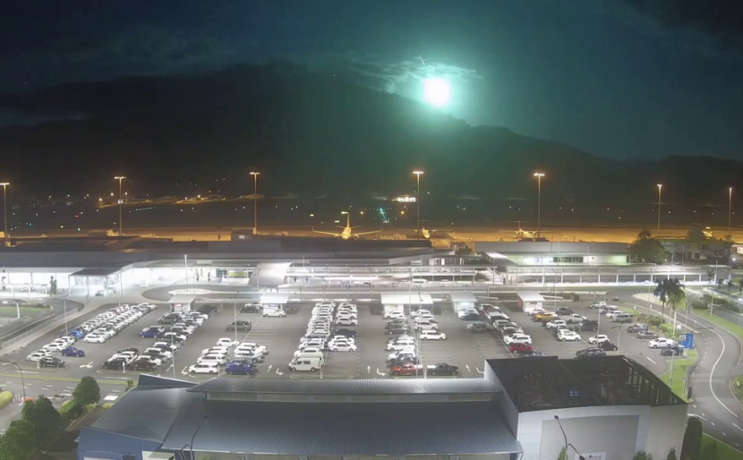 Sebuah bola api melepas cahaya hijau yang terekam kamera bandara Carins. Gambar: Bandara Carins