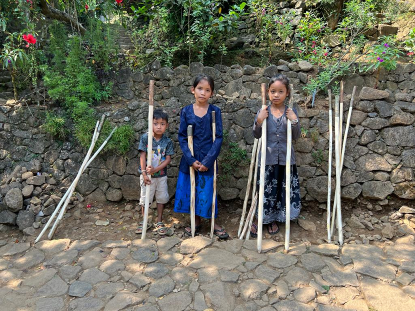 Tongkat kayu membantu menempuh perjalanan dari Baduy luar ke kampung Baduy dalam. Anak-anak Baduy di kampung Baduy luar, Ciboleger, menjual tongkat seharga Rp 5.000 per tongkat (foto: posko jenggala).