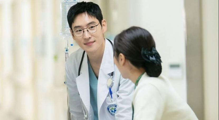 Kim Do-ki menyamar sebagai seorang dokter di episode 10 Taxi Driver 2. Dok: SBS Drama Official Instagram