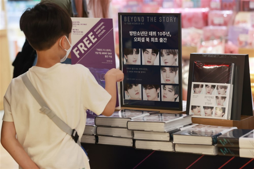 Seorang pengunjung Toko Buku Kyobo di pusat kota Seoul melihat memoar megabintang K-pop BTS Beyond the Story: 10-year Record of BTS untuk memperingati 10 tahun debut mereka di Seoul, Korea Selatan, 9 Juli 2023. Foto: EPA-EFE/YONHAP SOUTH KOREA OUT