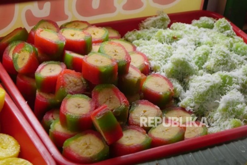 Kue putri noong dan kue lupis. Kue Betawi: Dari Ongol-Ongol Hingga Kue Apem, Kamu Suka yang Mana? (Bagian 1). Foto: Republika/Edi Yusuf