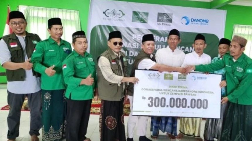 Danone Indonesia menyumbang Rp 300 juta untuk membangun kembali fasilitas publik yang hancur akibat bencana gempa di Pulau Bawean, Gresik, Jawa Timur, 12 Mei 2024. (Foto: Danone Indonesia) 