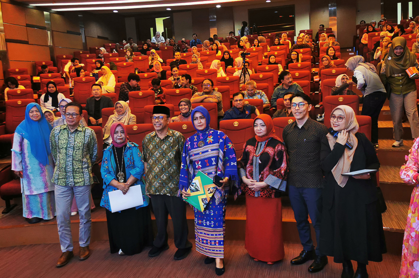 Penulis, pengulas dan moderator berfoto bersama usai diskusi buku Teori-teori Komunikasi Aplikasi Prakstis di Auditorium Fakultas Ilmu Komunikasi Universitas Padjadjaran,Jatinangor, Kabupaten Sumedang, Rabu (14/8/2024). Foto: Yogi Ardhi/Republika Network)