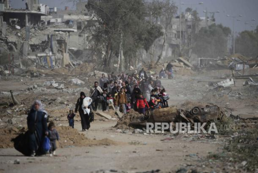 Warga Palestina berjalan menuju selatan Gaza. (EPA-EFE/MOHAMMED SABER)
