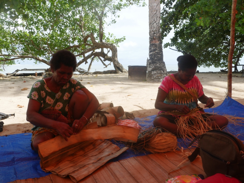 Agustina Yalamala (kiri) sedang menjahit daun pandan untuk dijadikan kalik dala, payung khas suku Moi di Malaumkarta, Kabupaten Sorong, Papua Barat Daya.