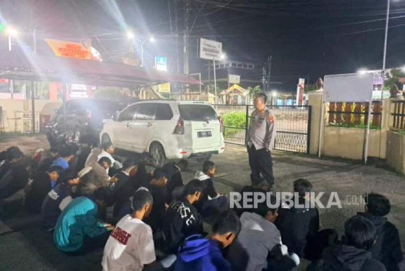 Sebanyak 42 remaja yang ditengarai anggota geng motor, diamankan petugas dari Polsek Losarang, jajaran Polres Indramayu, Ahad (4/2/2024) dini hari. - (Dok. Humas Polres Indramayu)