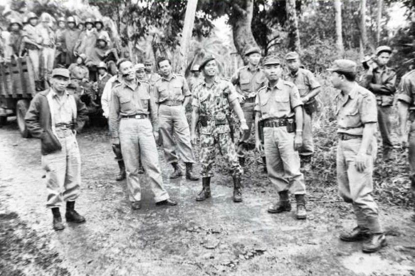 Ahmad Yani (kiri) sewaktu pimpin operasi hadapi konflik PRRI-Permesta tahun 1958.