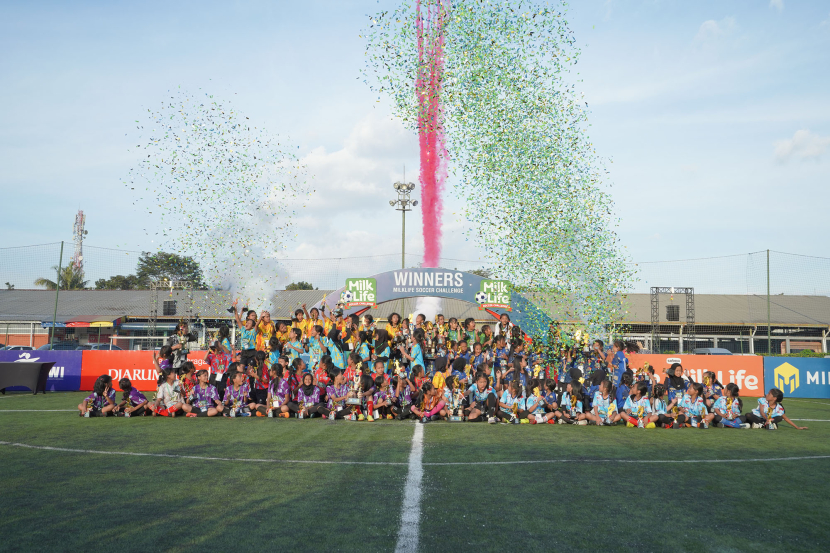 Foto bersama para juara dan semifinalis KU 10 dan 12 MilkLife Soccer Challenge - Bandung Series 1 2024 yang berlangsung di Progresif Sport Centre, Ahad (23/6).