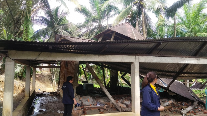 Masjid Raya Kajai, Nagari Kajai. Pasaman Barat, Sumatera Barat. yang sudah berdiri sejak 1901, rubuh akibat gempa yang terjadi Jumat, 25 Februari 2022 lalu. Foto : Dok Unand