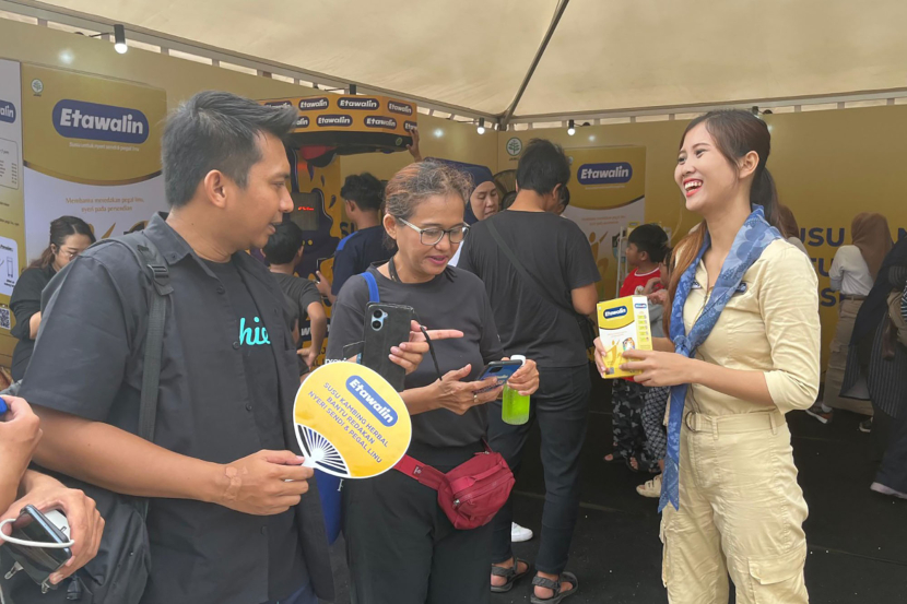 Staf pemasaran Etawalin menawarkan produk Etawalin kepada pengunjung festival kuliner TikTok Indonesia pertama, #FoodFestOnTikTok 2024, Ahad (26/5/2024) di Lapangan Banteng, Jakarta.