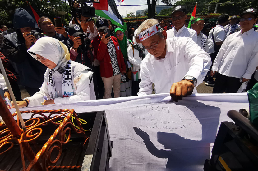 Rektor Universitas Muhammadiyah Bandung Herry Suhardiyanto, dan Plt Rektor Unisa Sitti Syabariyah menandatangani pernyataan sikap pada aksi Bela Palestina di depan Gedung Sate Bandung, Selasa (7/5/2024).