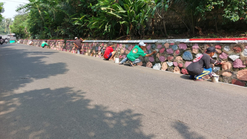 Warga Rawageni membersihkan tembok di sekitar jalanan di wilayahnya, kemudian di cat warna warni sambut HUT RI ke-77 (Foto: Diskominfo)