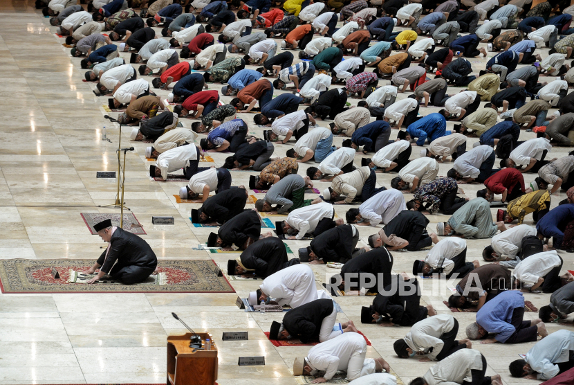 Sholat Tarawih. Dalam tradisi NU, Sholat Tarawih dilakukan dengan 23 rakaat sementara warga Muhammadiyah mengamalkan 11 rakaat. Foto: Republika.