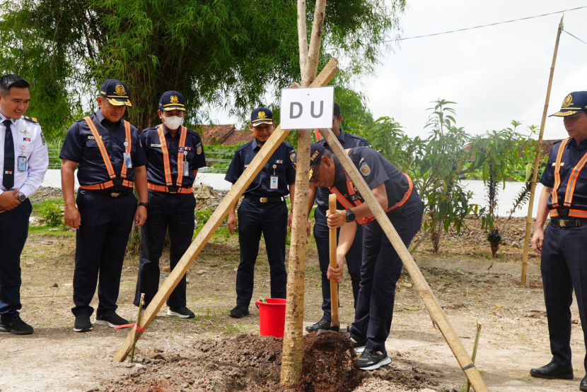 Aksi penghijauan ruang publik oleh PT KAI  secara seremonial dilaksanakan oleh Direktur Utama KAI Didiek Hartantyo beserta jajaran di Stasiun Rengas, Kab. Lampung Tengah, Rabu (10/1). (Foti: Humas PT KAI)