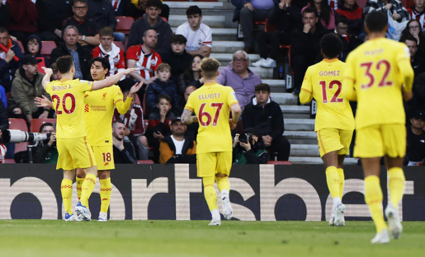 Pemain Liverpool Takumi Minamino merayakan gol ke gawang Southampton bersama rekan-rekannya, Rabu, 18 Mei 2022