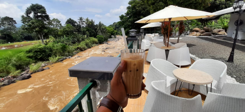 Ngopi di pinggir Kali Ciliwung