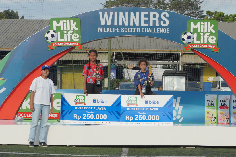 Reva Octaviani, memberikan penghargaan best player kepada dua pemain KU 10 dan 12 pada perhelatan MilkLife Soccer Challenge - Bandung Series 1 2024 yang berlangsung di Progresif Sport Centre, Minggu (23/6).