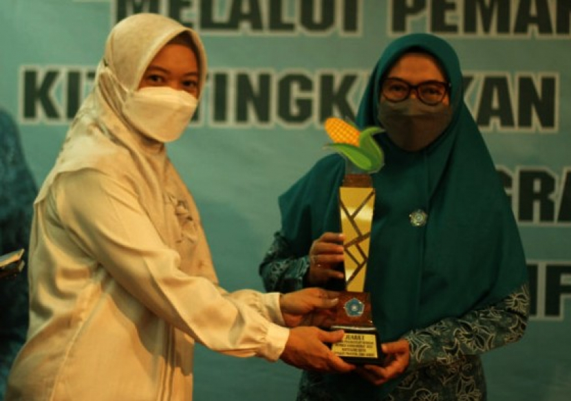 Ketua Bidang satu TP-PKK Depok, Etty Maryati Salim (kanan), saat menerima plakat juara satu Lomba P2L tingkat Provinsi Jawa Barat di GEdung PKK Provinsi Jawa Barat, Bandung, Kemarin (28/07/2022). (Foto: Istimewa)