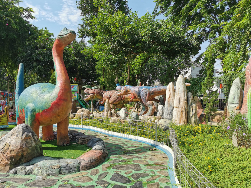 Taman dinosaurus di Rainbow Garden Bekasi/ Foto: dokpri