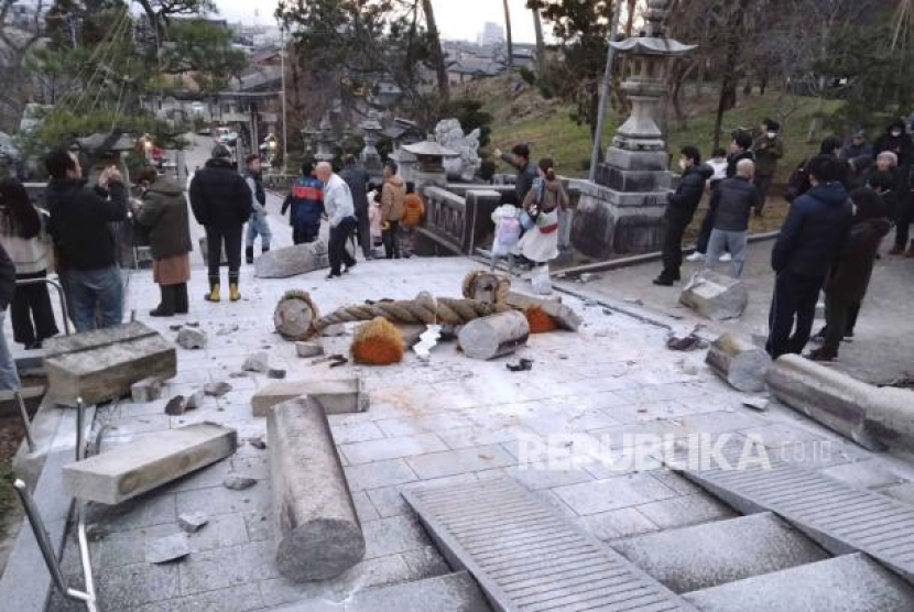 Gempa merusak jalan masuk ke kuil di Kanazawa, prefektur Ishikawa, Jepang pada Senin (1/1/2024). (AP Photo/Kyodo News)