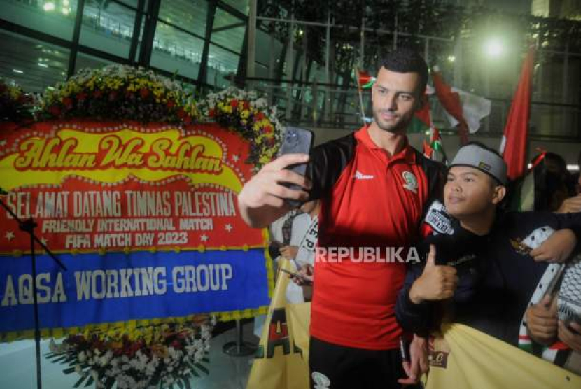 Warga berfoto dengan pesepak bola Timnas Palestina setibanya di Bandara Soekarno-Hatta, Tangerang, Banten, Sabtu (10/6/2023). Foto: Republika/Putra M. Akbar