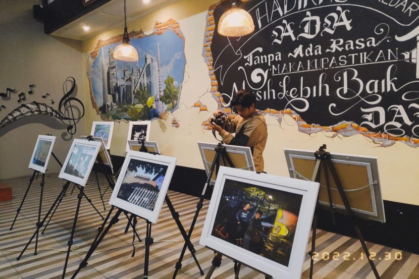 Sebanyak 24 karya fotografi dan satu karya film dokumenter dipamerkan mahasiswa Universitas Andalas (Unand) di Clayton Café & Resto, Padang, Sumatera Barat, Jumat (30/12/22). Foto : dok