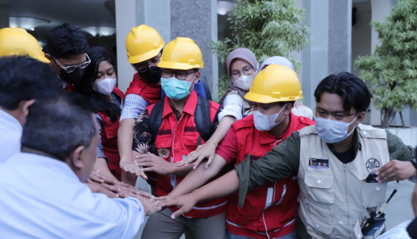 Tim UGM yang beranggotakan tujuh orang mahasiswa dan tenaga kependidikan berangkat untuk melakukan asesmen awal ke lokasi gempa bumi Cianjur, Jawa Barat, Senin (22/11/22).