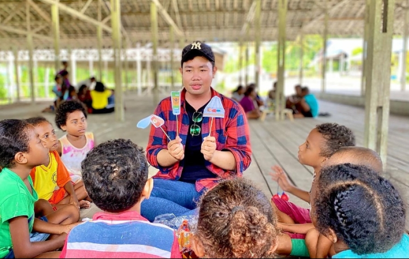 Bhrisco Jordy mengajar anak-anak pedalaman di Pulau Papua. salah satunya di Pulau Mansinam, Papua Barat (foto: astra)