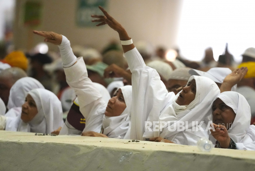 Jamaah haji melemparkan batu dalam ritual rajam simbolis setan (lempar jumrah) selama ziarah haji, di Mina dekat kota Makkah, Arab Saudi. PPIH Siapkan Skema Badal Lempar Jumrah Gratis untuk Jamaah Haji Indonesia. Foto: AP Photo/Amr Nabil