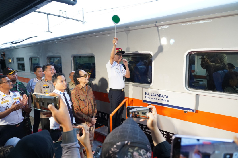  PT Kereta Api Indonesia (Persero) meluncurkan Kereta Ekonomi New Generation di Stasiun Pasarsenen, Selasa (26/9). (Foto: Humas PT KAI)