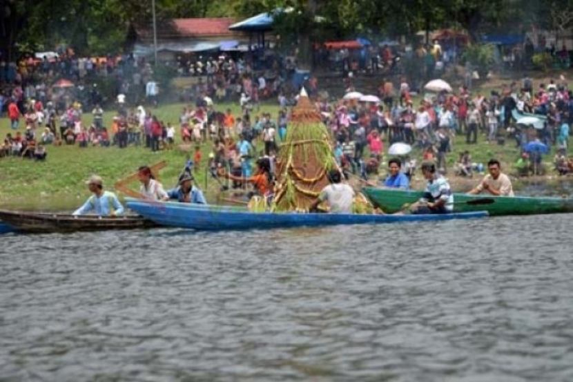Pemerintah Kabupaten Magetan memutuskan untuk menggelar tradisi upacara adat larung sesaji pada 2022 di Telaga Sarangan, Kabupaten Magetan, Jawa Timur, secara tertutup karena pandemi Covid-19. (sumber foto: Antaranews)