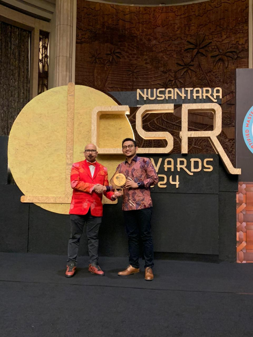 Pertamina Patra Niaga SHAFTHI menerima Trophy KERIS Kehormatan Nusantara CSR Awards pada Rabu (17/07) sebagai penghargaan atas dedikasi dan kontribusinya dalam transformasi bisnis berkelanjutan. (Dok. Matapantura.republika.co.id)