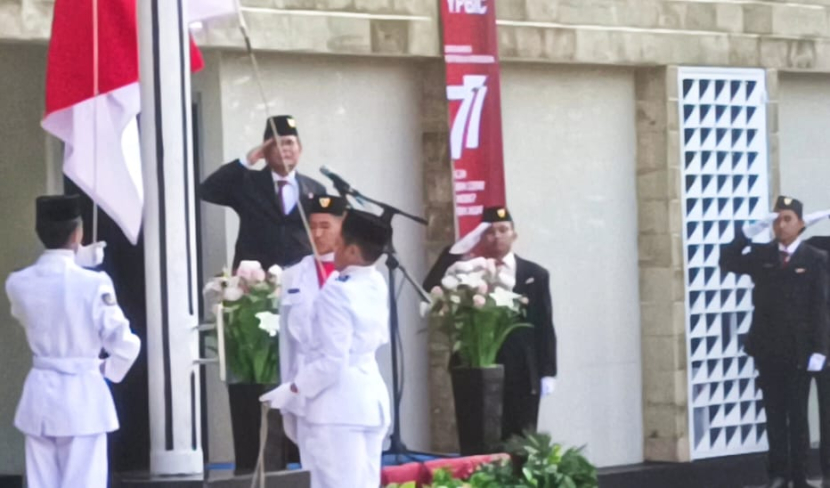 Jenderal TNI (Purn) Budiman memimpin upacara kenaikan bendera Merah Putih di Stadion Mini BIC Depok.