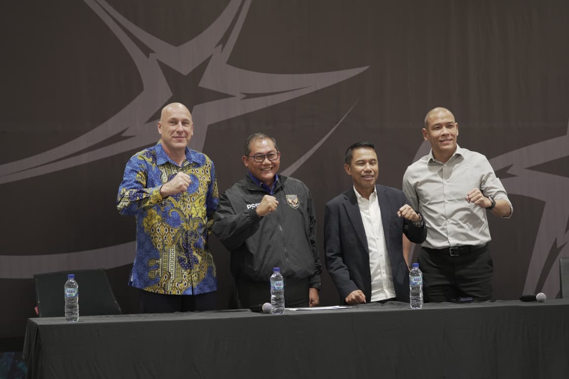Direktur Teknik PSSI Alexander Zwiers (baju biru), Ketua BTN Sumardji (hitam), Sekjen PSSI Yunus Nusi (berjas), dan pelatih Timnas U-20 Indonesia Nova Arianto, dalam konferensi pers di GBK Arena, Jakarta, pada 20 November 2025. (Uut Kaharudin/Skor.id)