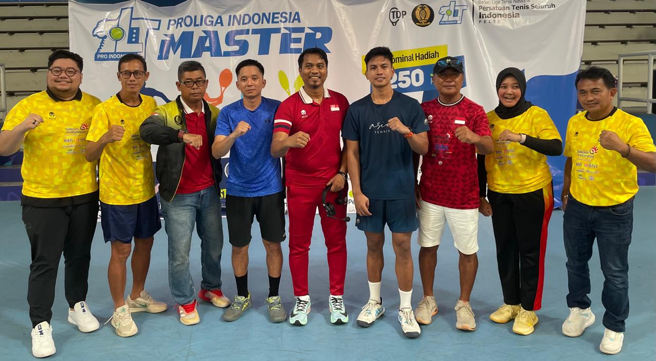 Sekjen PP Pelti, Andi Fajar Asti (baju merah di tengah), bersama jajaran dan finalis Pro Liga Indonesia Master di Lapangan Tenis Indoor PGN, Jakarta, pada 28 Desember 2025. (Taufani Rahmanda/Skor.id)