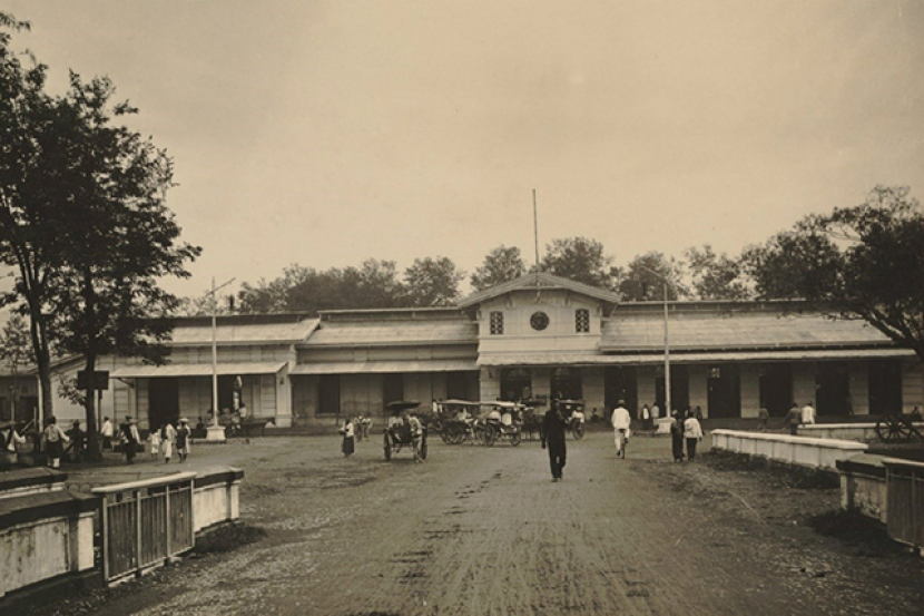 Bangunan awal Stasiun Bandung, tahun 1901. Tampak kereta kuda di depan stasiun menunggu penumpang. (Foto: Dok. Humas PT KAI/Sumb