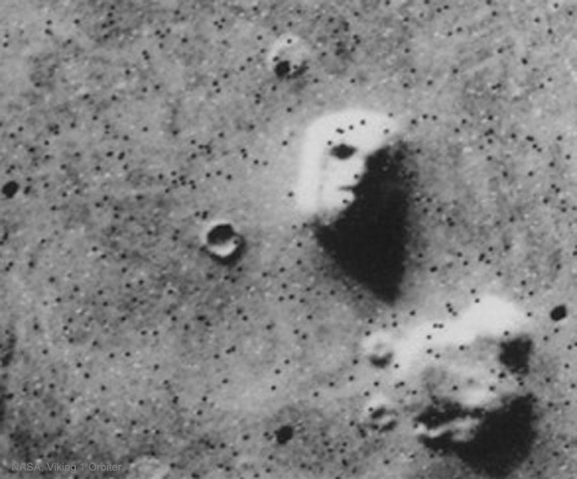 Wajah di Mars yang terkenal, sebuah ilusi yang diciptakan oleh bayangan yang menimbulkan kehebohan pada tahun 1970an dan 1980an. Gambar: NASA