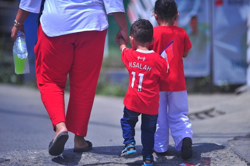 Seorang bocah mengenaka kaos jersey striker Liverpool Mo Salah di  Bandung, Sabtu (17/8/2024). (Foto Yogi Ardhi/Republika Network) (Nikon D3, Nikkor 300/2.8 Ai, MF).