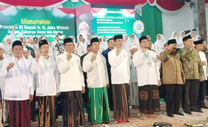 Presiden Jokowi dan Warga NU menyanyikan Yaa Lal Wathan (dok. NU Online)