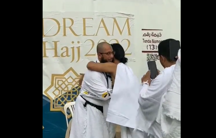 Ustadz Khalid dan Gus Miftah silaturahim di Arafah. Sempat bersilang pendapat tentang wayang kulit haram, Ustadz Khalid Basalamah dan Gus Miftah dipertemukan Allah di Padang Arafah. Keduanya telihat akrab, tidak ada dendam, bahkan saling melempar senyum dan berpelukan. Foto: Tangkapan Layar.