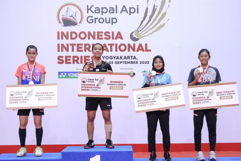 Mutiara Ayu Puspitasari yang baru berusia 16 tahun menjadi juara tunggal putri Indonesia International Series 2022.