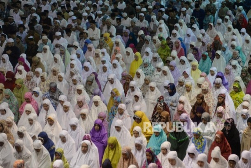  Umat muslim melaksanakan Sholat Idul Adha 10 Dzulhijjah. Foto: Dok. Republika