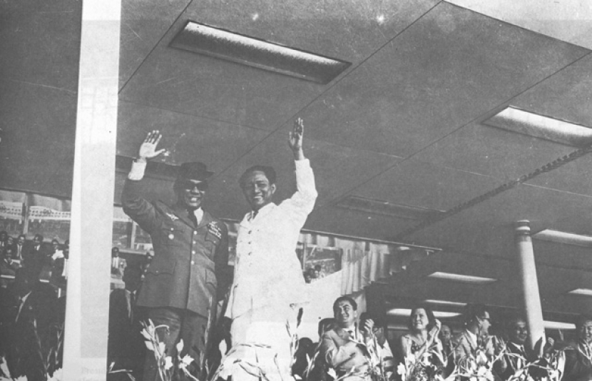 Aidit dan Bung Karno melambaikan tangan pada pesta akbar ulang tahun ke 50 PKI pada 23 Mei 1965.