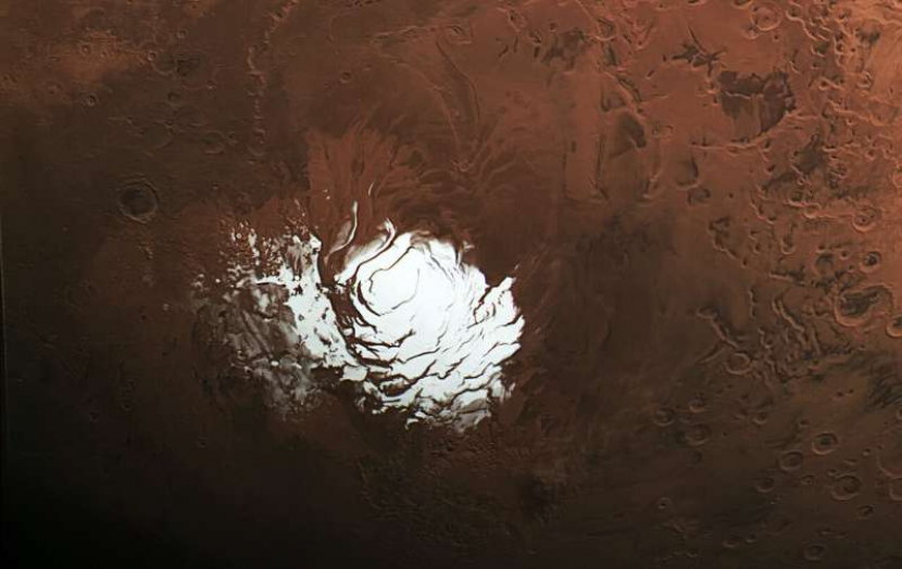 Pemandangan kutub selatan Mars. Penelitian yang dipimpin oleh The University of Texas di Austin menyatakan penemuan air cair tahun 2018 kemungkinan besar hanya pantulan radar dari batuan vulkanik. Gambar: ESA/DLR/FU Berlin