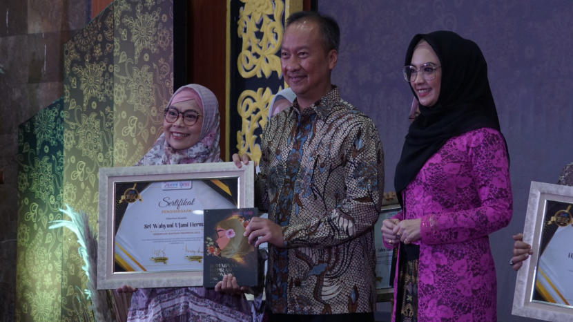 Bunda SWH (kiri) menerima penghargaan Perempuan Inspiratif Indonesia 2023. (Istimewa)
