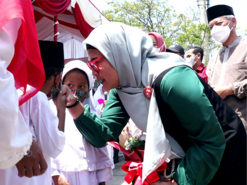 Bupati Indramayu Nina Agustina Da’i Bachtiar pun berkesempatan hadir dan membuka kegiatan Al-Fath Fest Ramadhan Tahun 2022, Sabtu (23/4/2022). (Diskominfo Indramayu)