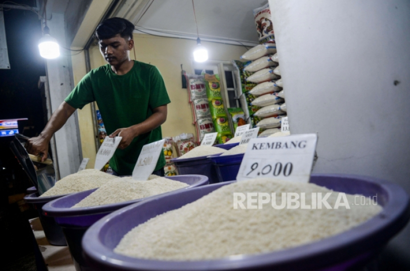 Harga kebutuhan pokok selalu naik menjelang Puasa-Lebaran. Pada zaman penjajahan Belanda pun demikian. Foto pedagang beras menyambut Puasa dan<a href=