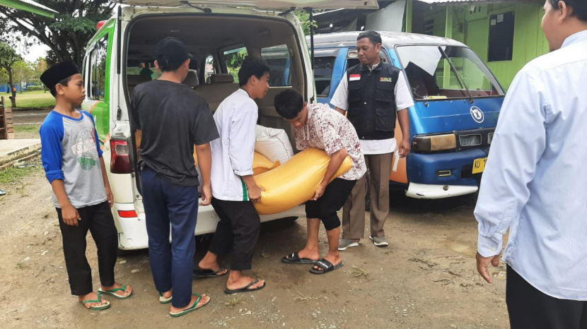 Laznas BMH Perwakilan Kalimantan Utara (Kaltara) dan Pemkab Malinau memberikan bantuan beras untuk santri Pesantren Hidayatullah Malinau rutin setiap bulan.  (Foto: Dok BMH)