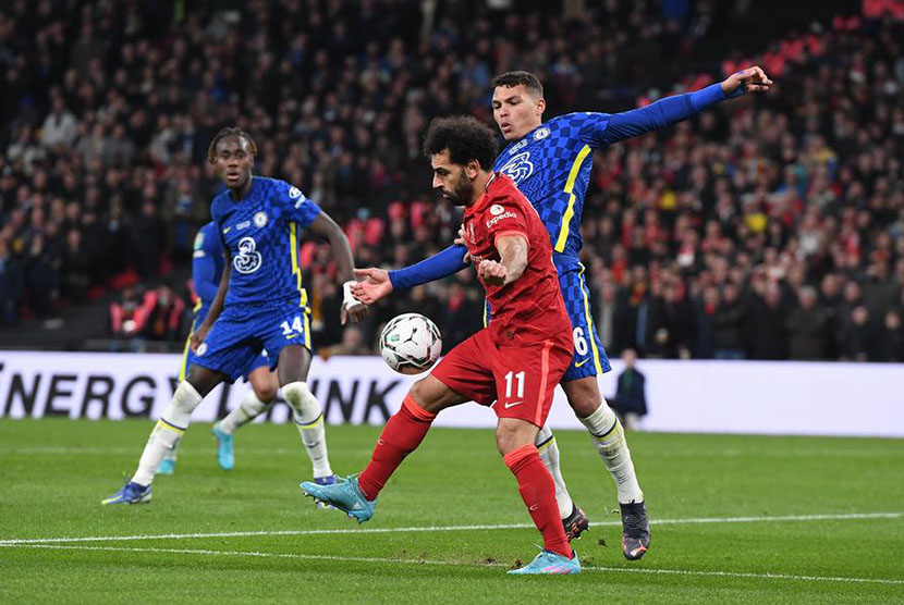 Winger Liverpool Mohamed Salah dijaga ketat bek Chelsea Thiago Silva pada final Carabao Cup, Februari 2022. (EPA-EFE)