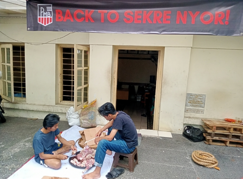 Panitia kurban Perhimpunan Mahasiswa Bandung (PMB) menyiapkan daging kambing kurban di halaman sekretariat PMB.